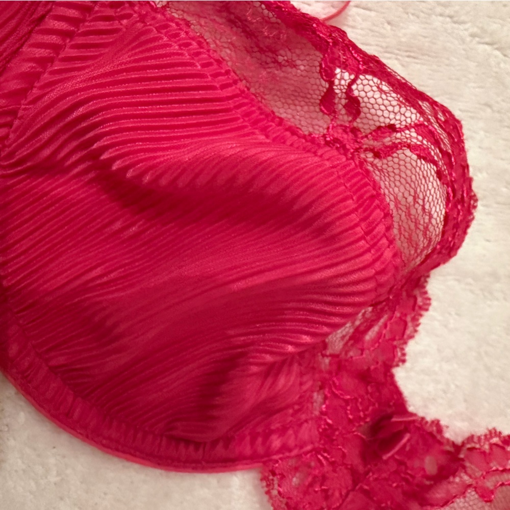 Elegant Lace Trimmed Bra in Vibrant Pink